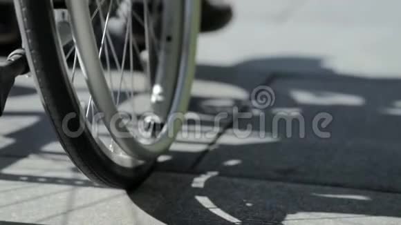 使用轮椅的不同行动能力男子的低角度视角视频的预览图