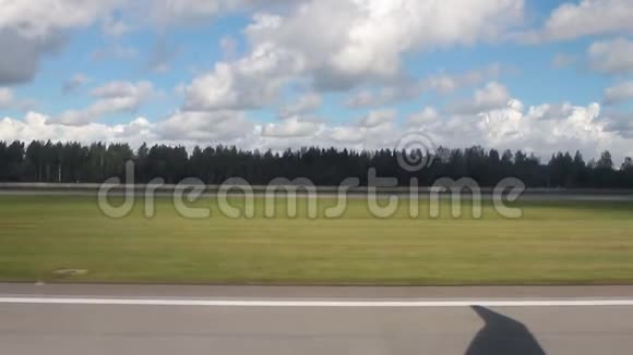 从飞机上看在带起飞的运动俄罗斯圣彼得堡视频的预览图