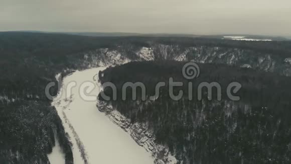 楚索瓦亚河冬季阴天视频的预览图