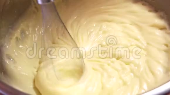 在碗里用搅拌器搅拌奶油视频的预览图
