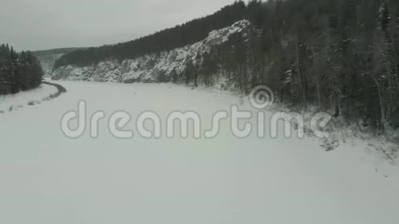 楚索瓦亚河冬季阴天视频的预览图