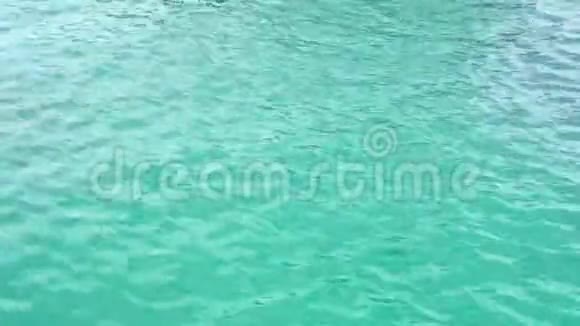 越南PhuQuoc海水在日光下的表面视频的预览图