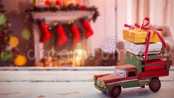 一辆带有圣诞礼物的模型车它的屋顶上有一个装饰圣诞节的客厅视频的预览图