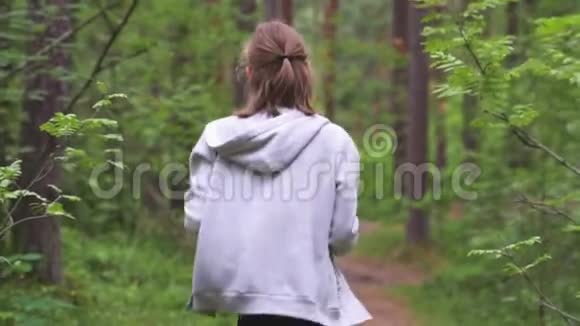 小女孩在森林里奔跑体育理念视频的预览图