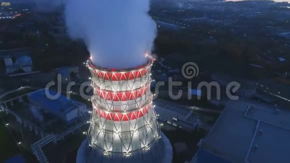 上景灯光明亮有蒸汽的冷却塔黄昏视频的预览图