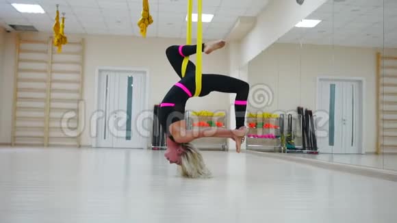 星际逆天空中反重力瑜伽姿势女人用吊床练习视频的预览图