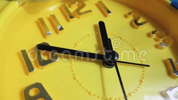 黄色时钟与黑色箭头成圈运行特写视频的预览图