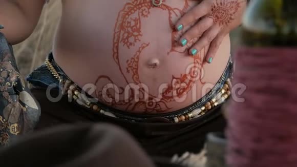 怀着迈亨迪的年轻孕妇视频的预览图