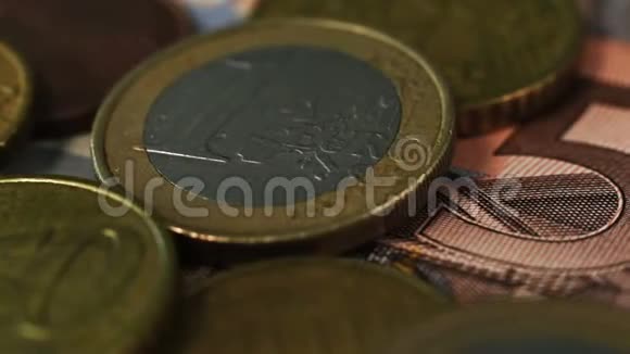 欧元硬币和50欧元钞票视频的预览图