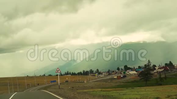 路上一个山村低低在山云雨中视频的预览图