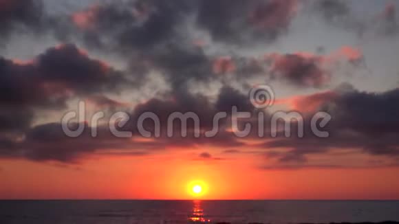 日落海滩时间流逝海滨日出夏季日落时海景视频的预览图