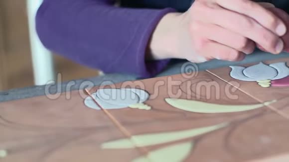 陶瓷手在瓷砖上工作视频的预览图