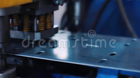 自动压力机在工件上做孔重型金属加工设备视频的预览图