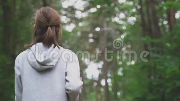 小女孩在森林里奔跑体育理念视频的预览图