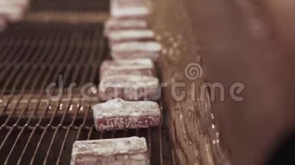 企业生产巧克力玛玛乐巧克力的输送线视频的预览图