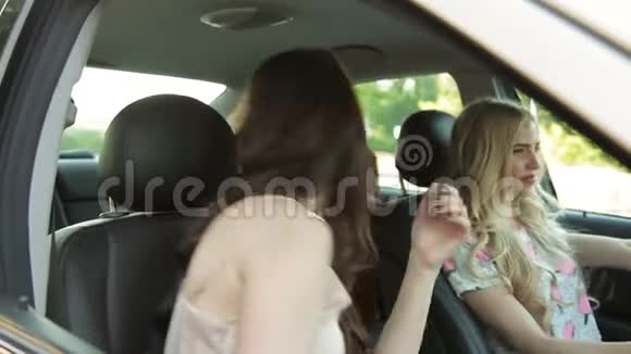 三个女孩开着敞篷车玩得开心视频的预览图