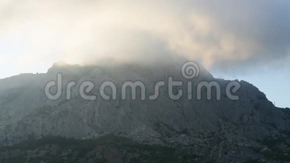 克里米亚的一座山上漂浮着云视频的预览图