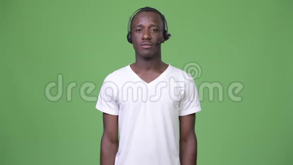 在呼叫中心代表工作的非洲青年视频的预览图