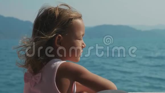 可爱的女孩在慢动作的摩托艇上游泳的肖像视频的预览图
