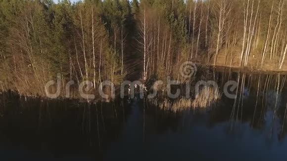 人们在森林里的河里钓鱼空中飞行录像视频的预览图