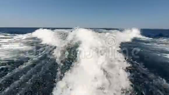 从摩托艇上溅出水作为背景片段视频的预览图