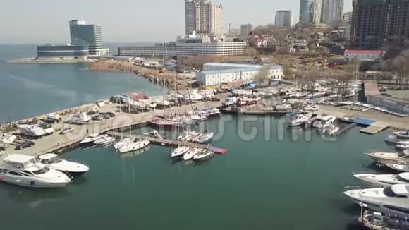 无人驾驶飞机和游艇在海港停车场进行空中射击视频的预览图