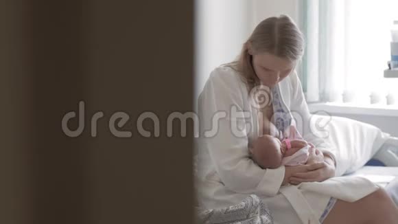 新生儿由母亲母乳喂养视频的预览图