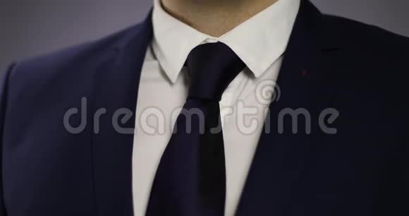 一个穿夹克调整领带的商人的特写视频的预览图