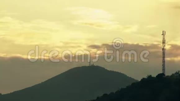 黑山山区电信塔的昼夜间隔视频的预览图