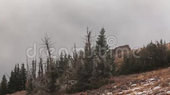10月在寒冷的雪天雾在犹他州南部的布莱恩海德峰顶上飘过一座古老的废墟视频的预览图