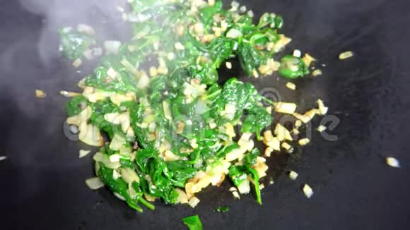 把新鲜的菠菜和鳕鱼混合在中国的炒锅里视频的预览图