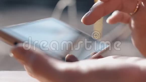 在户外使用智能手机女人的双手合拢视频的预览图
