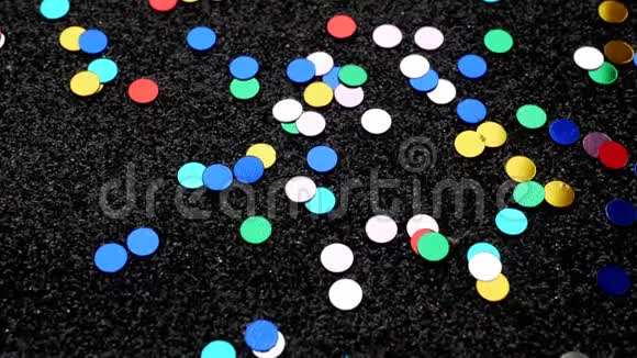 彩色五彩纸屑瀑布在黑色闪光背景视频的预览图