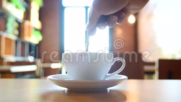在杯子里搅拌咖啡然后喝视频的预览图