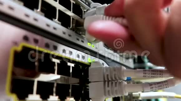 男性手插入日期电缆到互联网路由器一个特写说明网络设备的运行情况视频的预览图