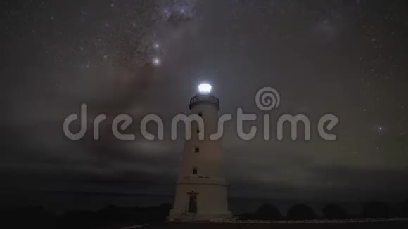 澳大利亚袋鼠岛威洛比角灯塔的银河时间流逝视频的预览图