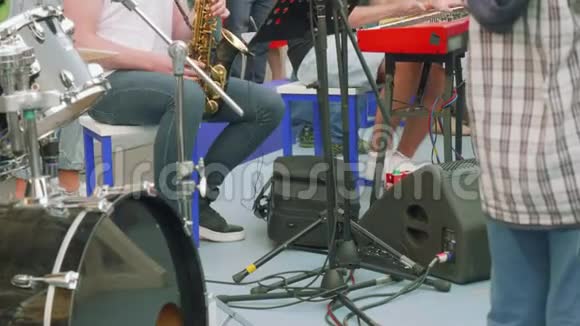 街头音乐家的腿在街头演奏钢琴和萨克斯在城市日视频的预览图