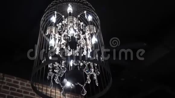黑色背景的阁楼风格吊灯吊灯上的黑色背景奢华时尚的对象4K视频的预览图