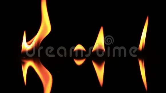 燃烧的火焰反射在黑色上视频的预览图