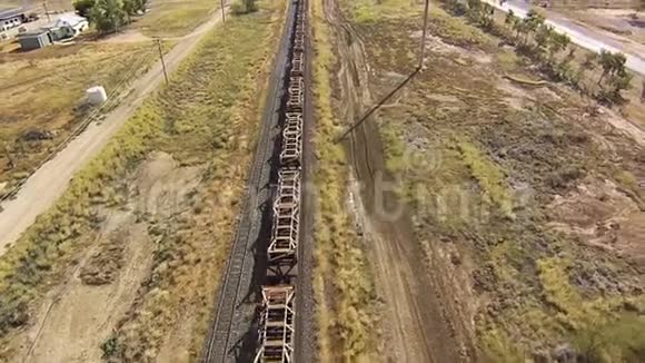 一辆长途货运列车在农村视频的预览图