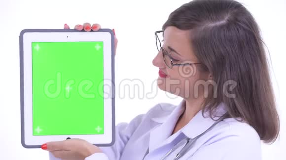 幸福美丽的女医生展示数码平板电脑的脸视频的预览图
