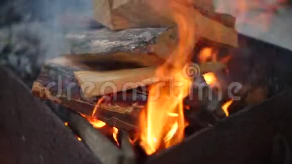 火灾现场木材燃烧的高清特写镜头视频的预览图