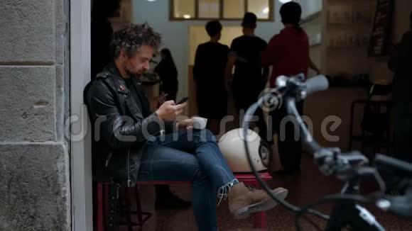 成人时髦男人在外面喝咖啡视频的预览图