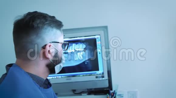 牙医正在研究颌骨的x射线三维图像视频的预览图