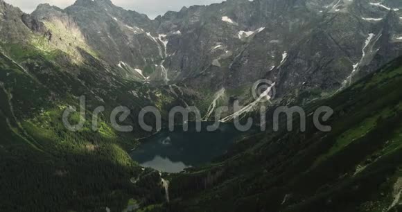 山湖有绿松石水和绿树山林湖的美丽夏季景观视频的预览图