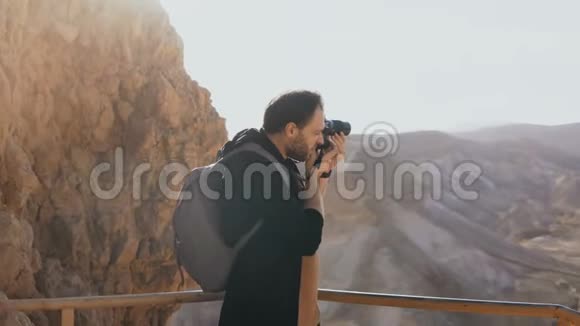 人类拍摄大山景的照片白人男性带着相机照片看着他的相机以色列4K视频的预览图