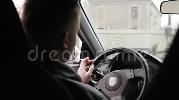 从后座看年轻人开车时抽烟视频的预览图