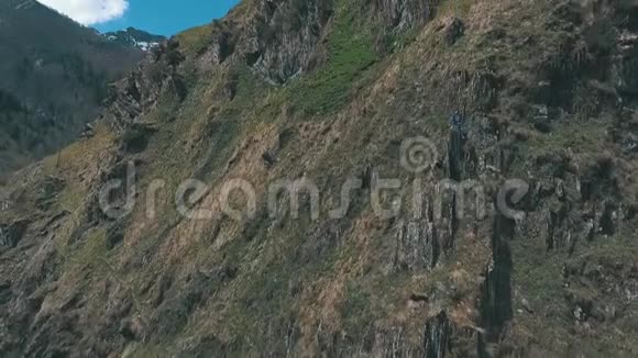 旅行者爬上小山视频的预览图