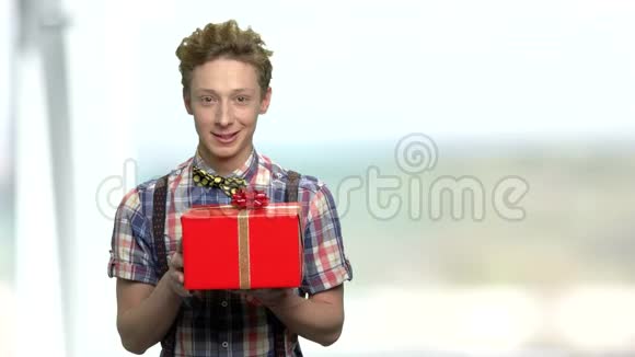 微笑的男孩提供礼物盒视频的预览图