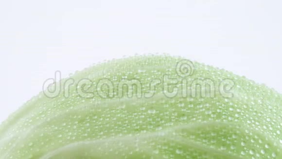 用水滴对大白菜叶片上部进行宏观拍摄在转盘上慢慢旋转隔离在视频的预览图